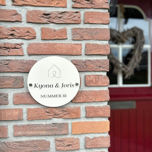 Huisnummer bord met naam - beige