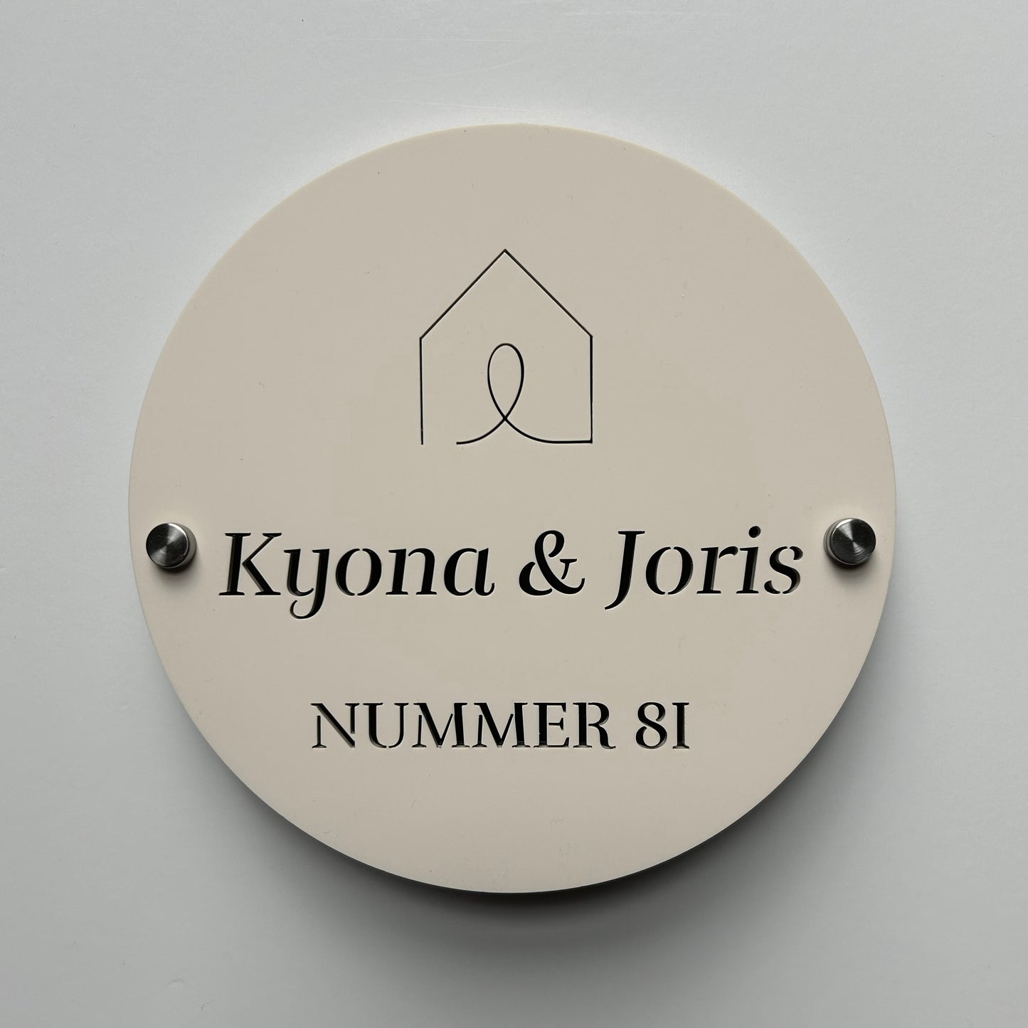 Huisnummer bord met naam - beige