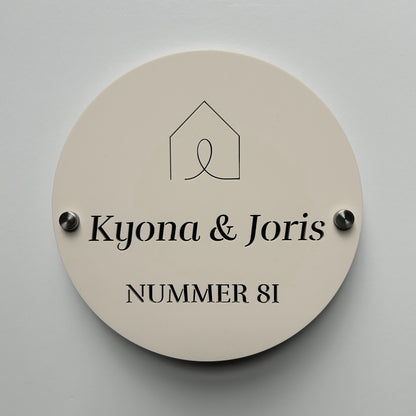 Huisnummer bord met naam - beige