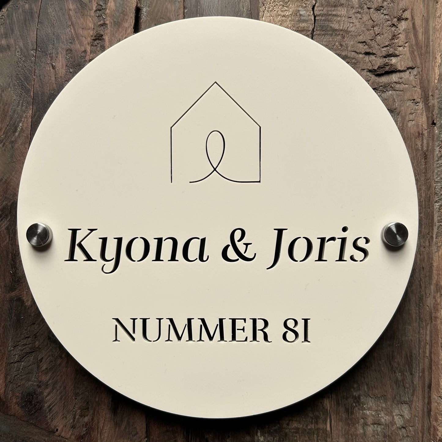 Huisnummer bord met naam - beige