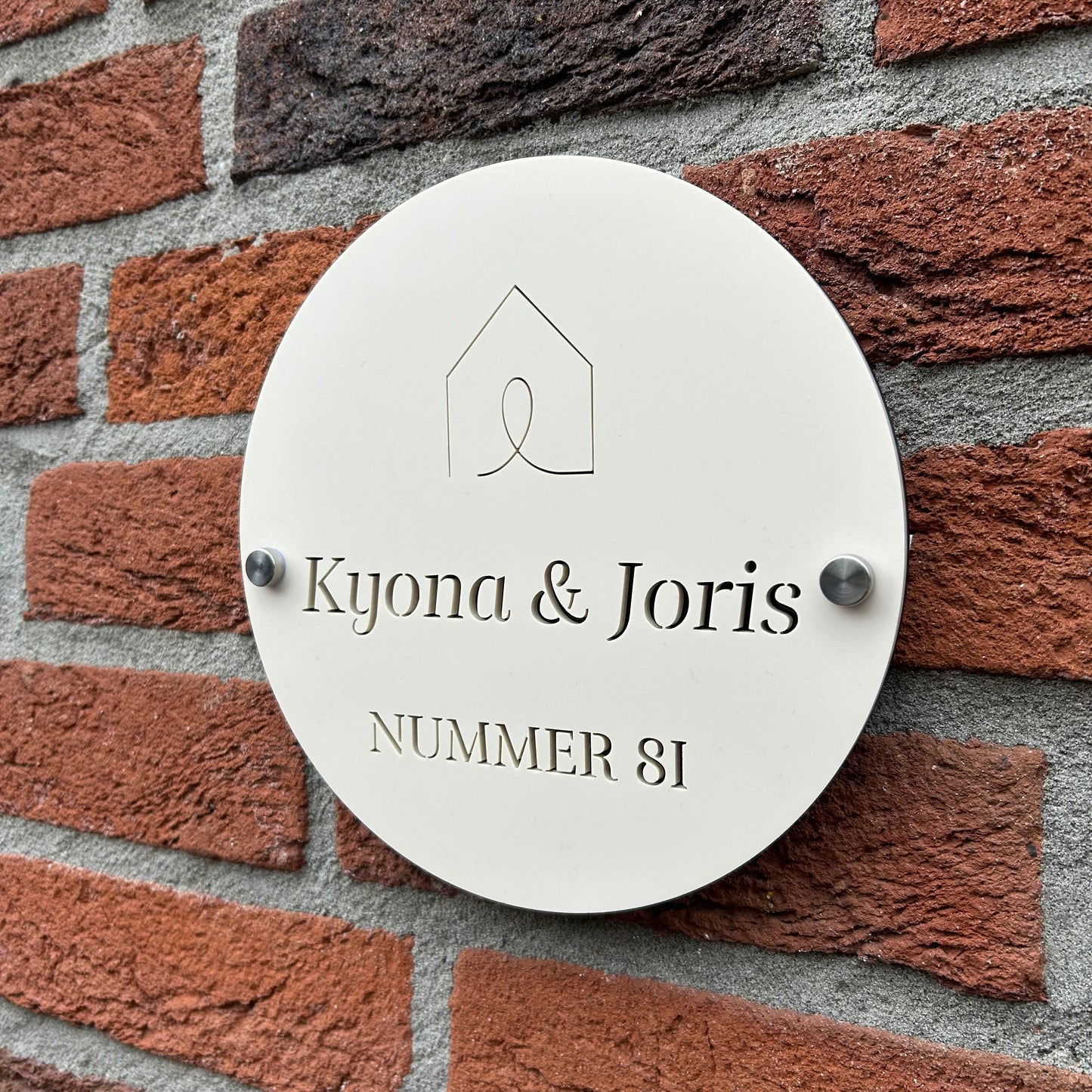 Huisnummer bord met naam - beige
