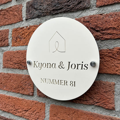 Huisnummer bord met naam - beige